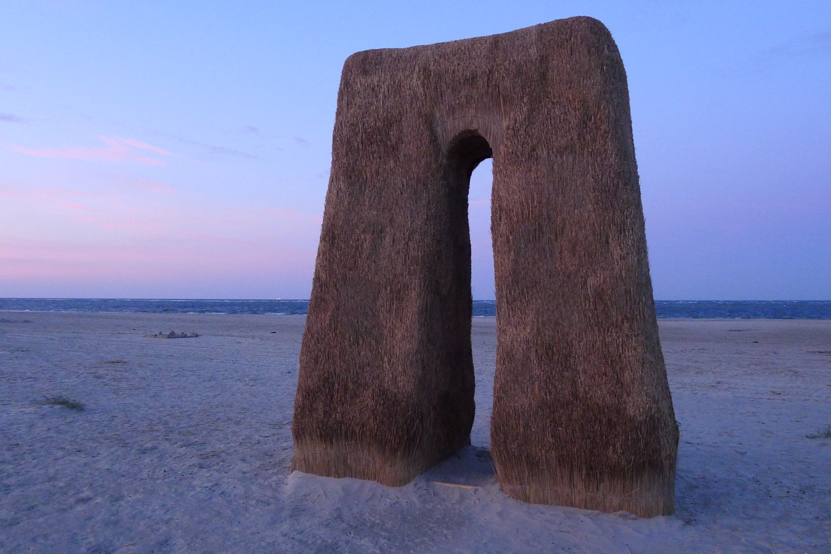 Kunst av en stor stein på en strand