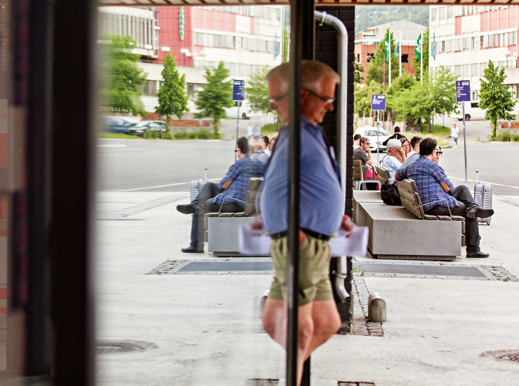 Mennesker som venter på transport ved Lillehammer kollektivknutepunkt