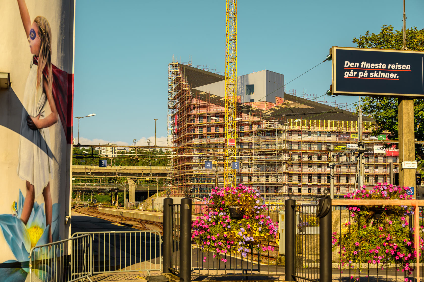 Bygget reiser seg. Bilde fra august 2021.
