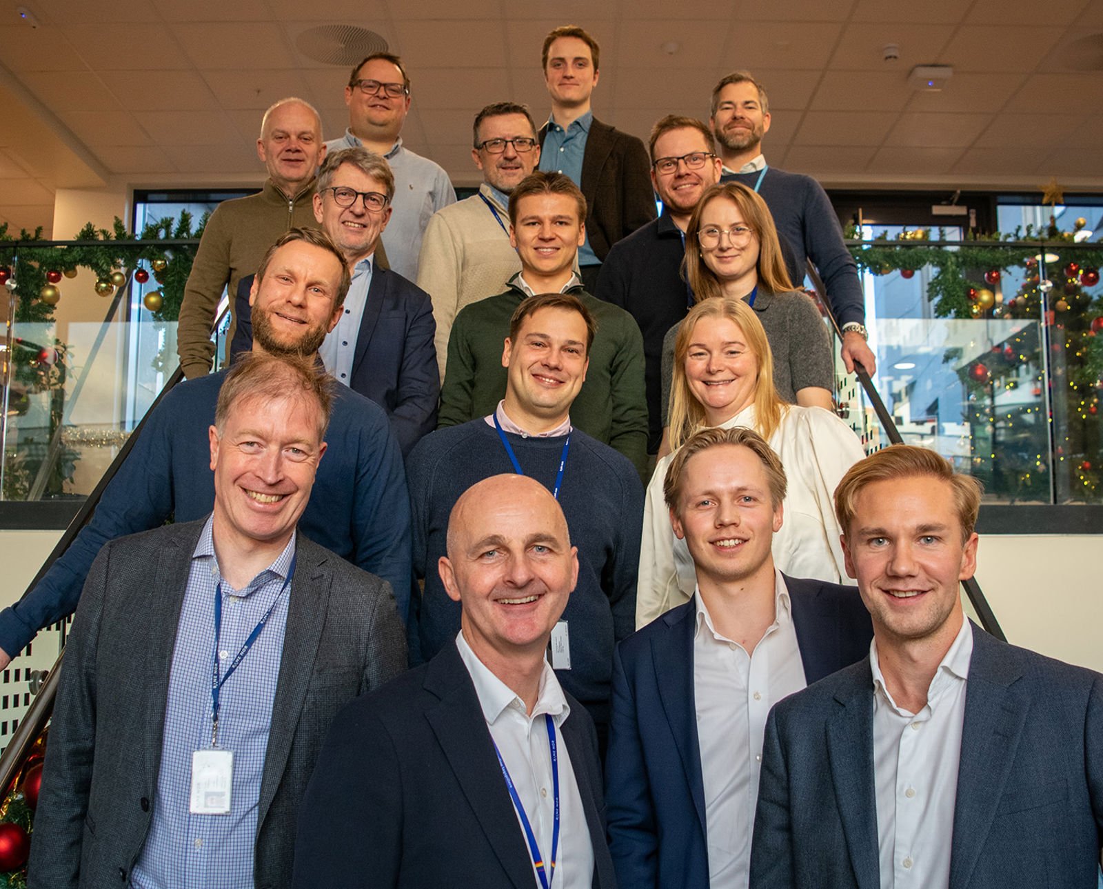 Personene er fotografert i en innvendig trapp i Bane NOR-bygget.