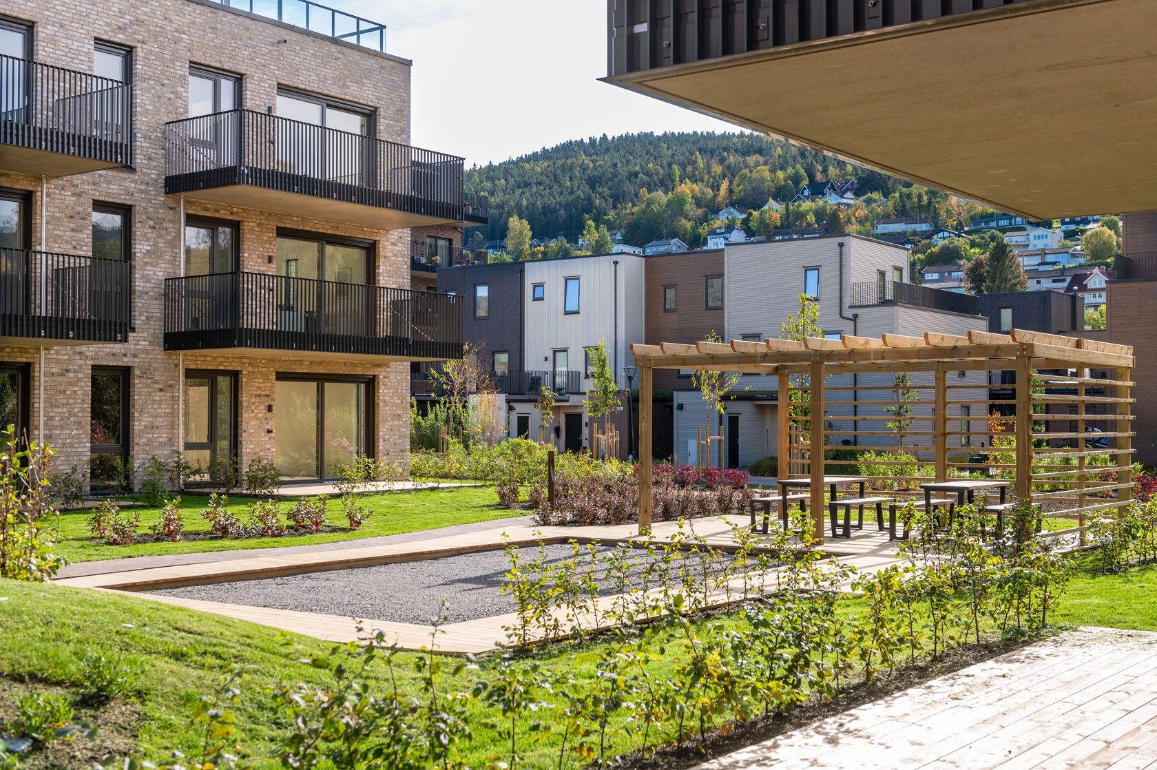 Grønt tun mellom husene