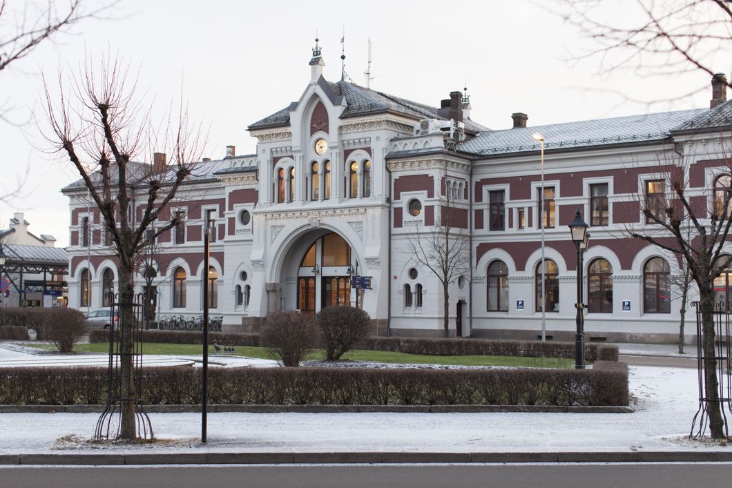 Stasjonsbygningen på Hamar, stor og ærverdig bygning