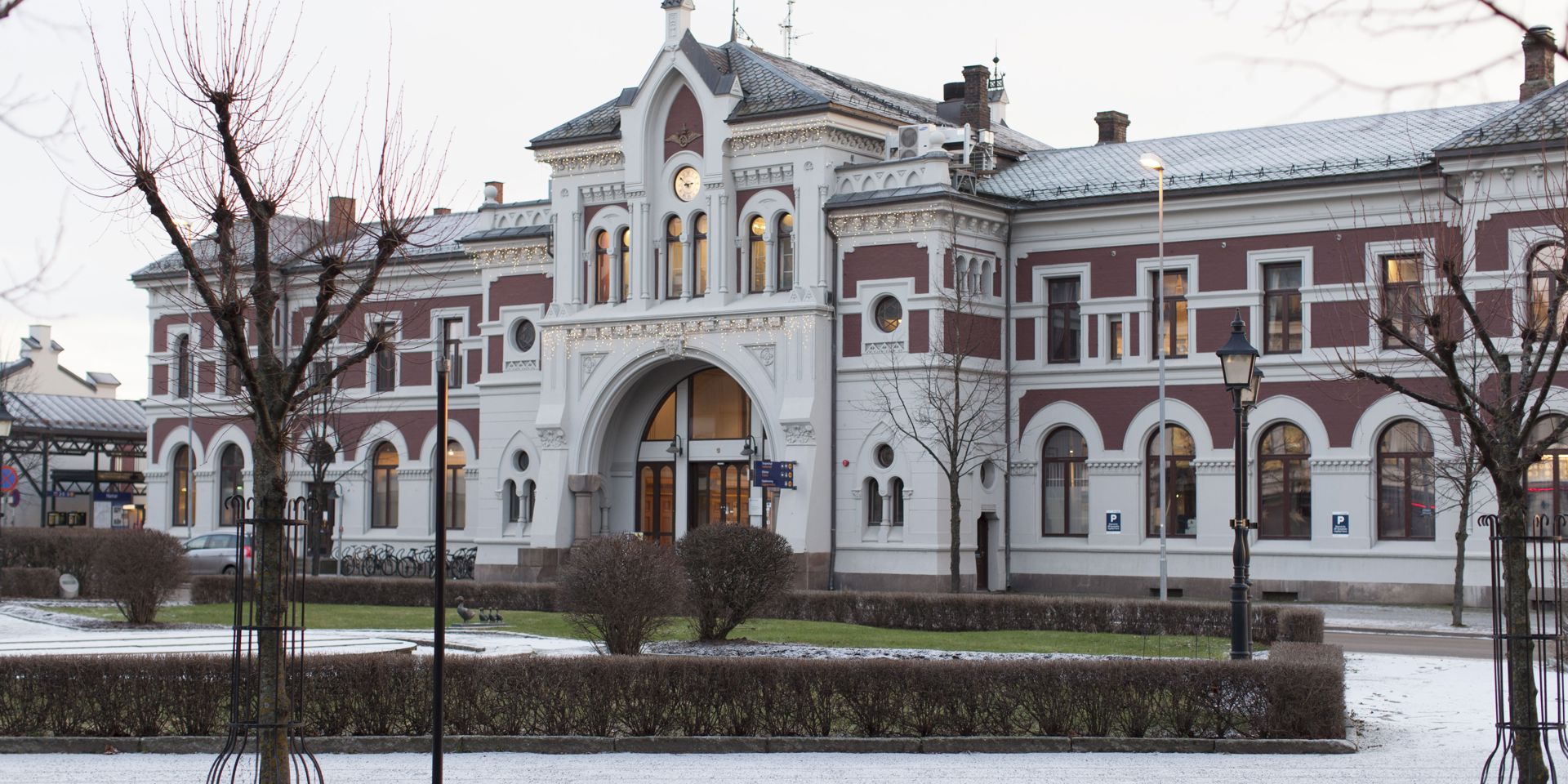 Stasjonsbygningen på Hamar, stor og ærverdig bygning