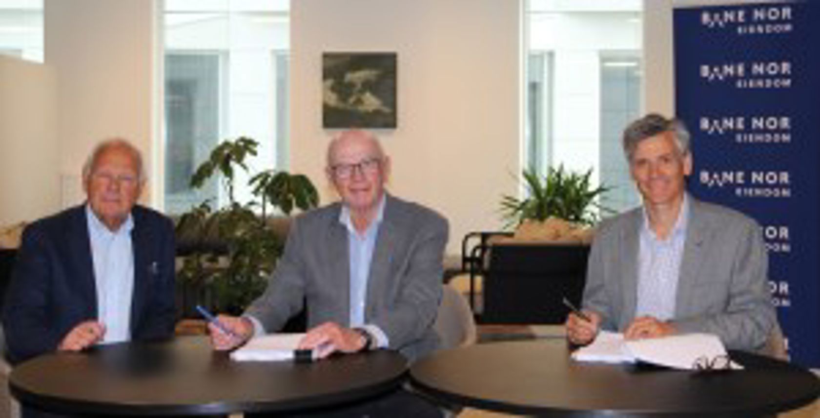 Tre menn signerer samarbeidsavtale