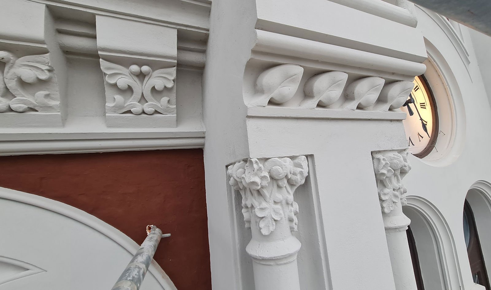 Fasadedetaljer på Hamar stasjon.