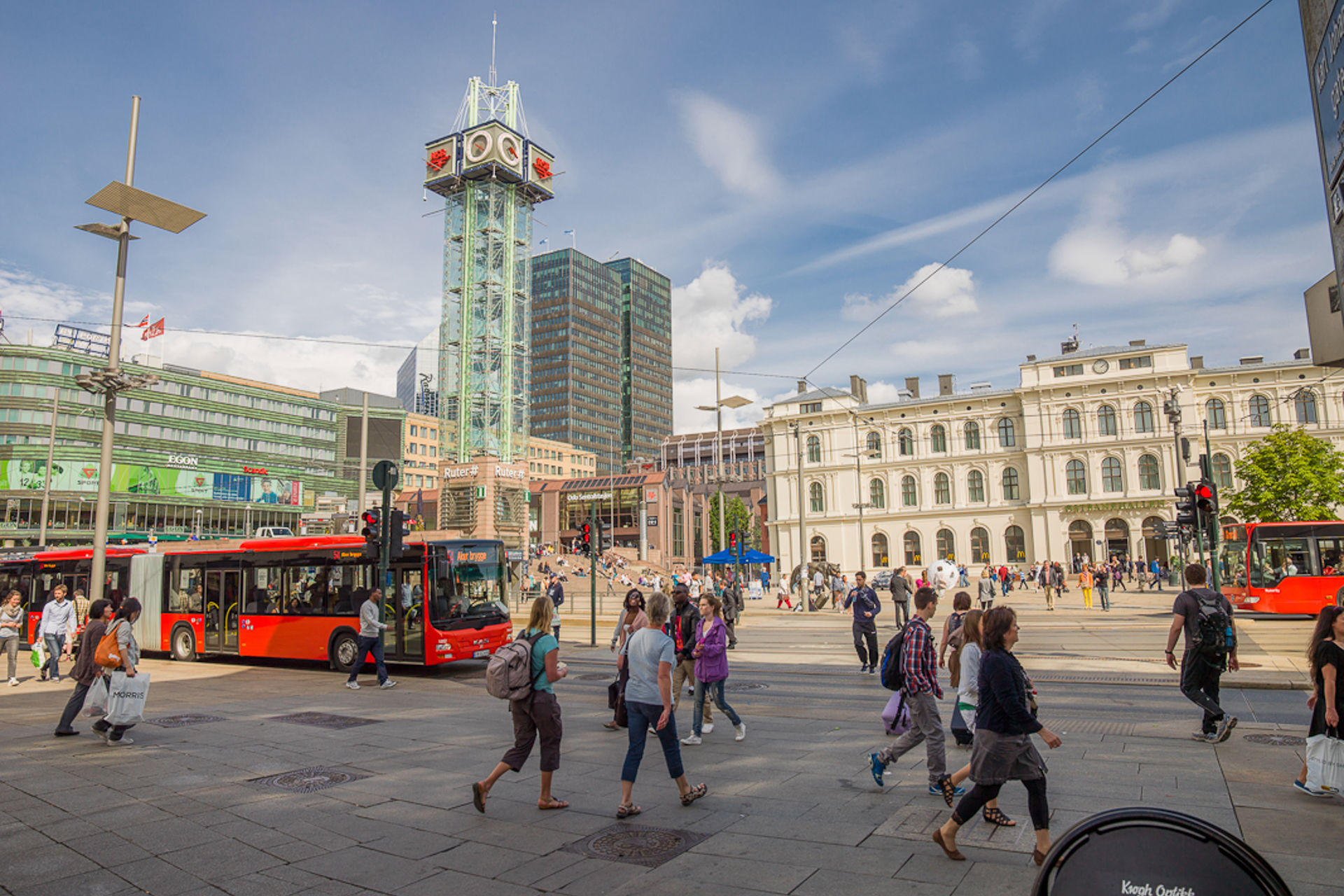 Mennesker og busser utenfor Oslo S