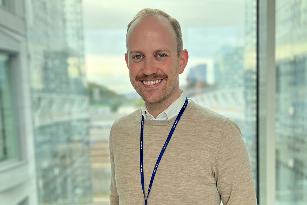mann smiler mot kamera