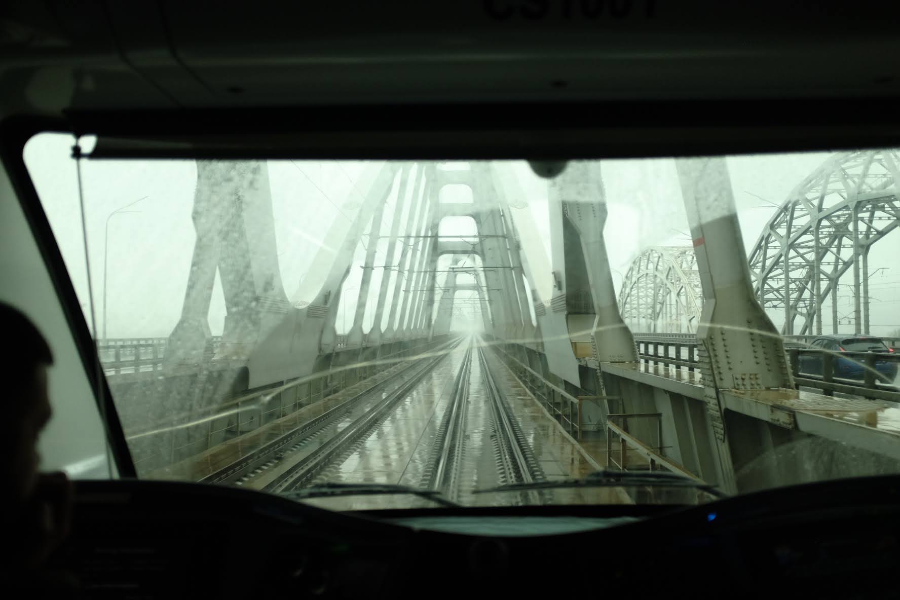 Et fotografi av kunstneren July Poly fra utstillingen Ukrzaliznytsia 2017–2025.