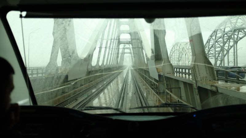 Et fotografi av kunstneren July Poly fra utstillingen Ukrzaliznytsia 2017–2025.