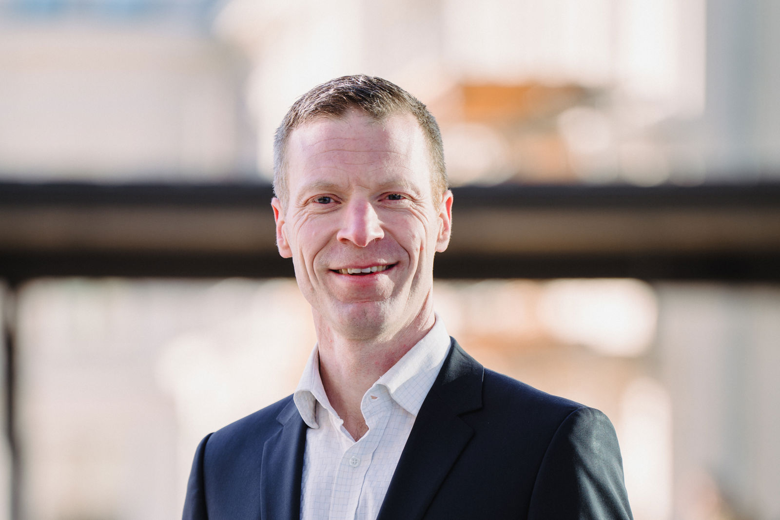 Portrettbilde av mann i sort dress