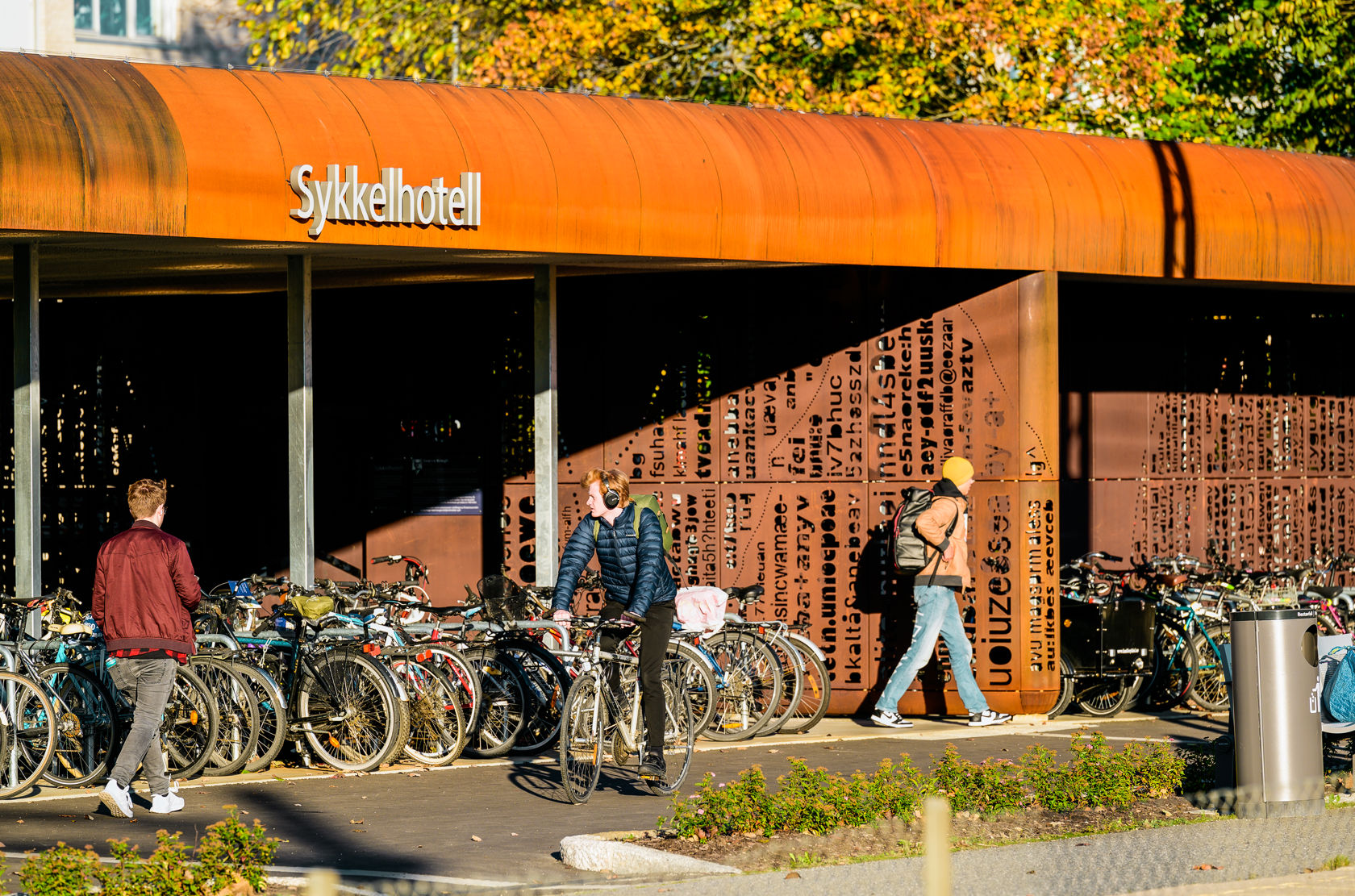 Mennesker ved sykkelhotellet i Ås