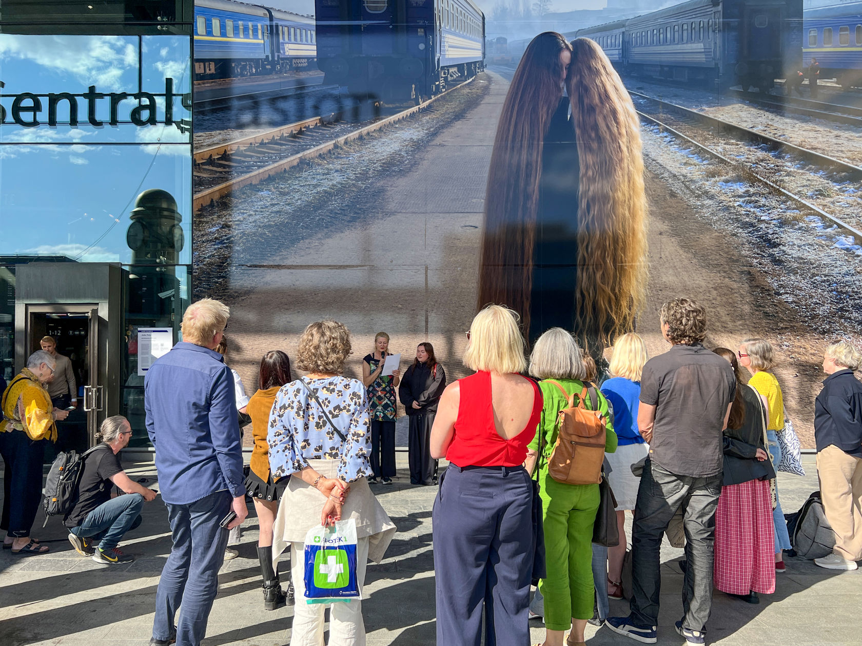 Personer som besøker kunstutstillingen på Oslo S