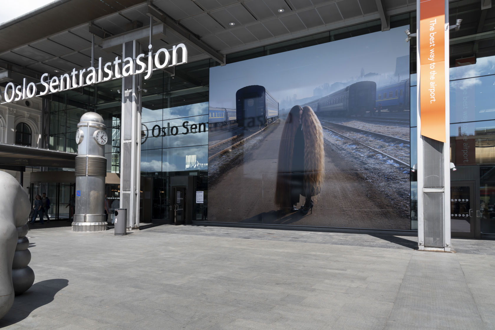 Kunstfotografiene av Julie Poly på Oslo S.