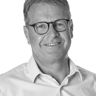 Portrettbilde av mann med briller