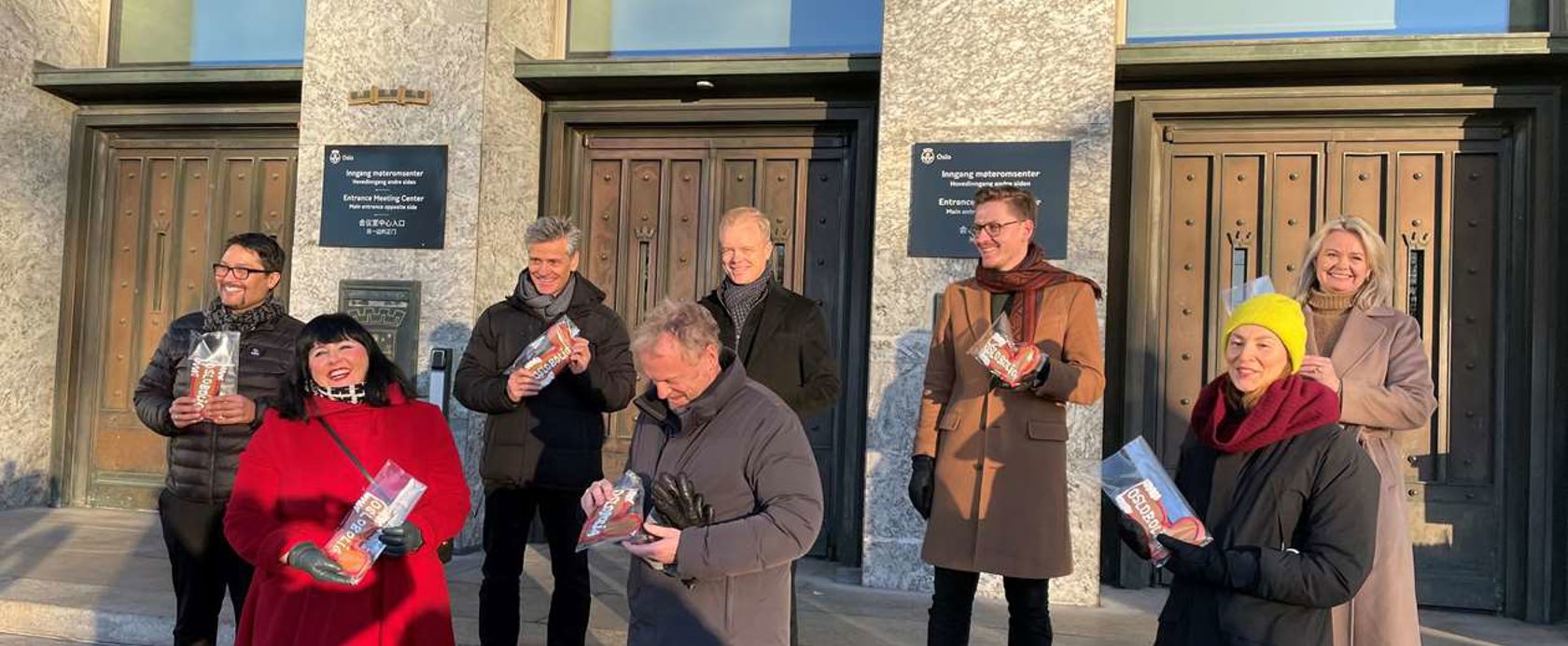 Eierne av Oslobolig på Rådhustrappa i Oslo