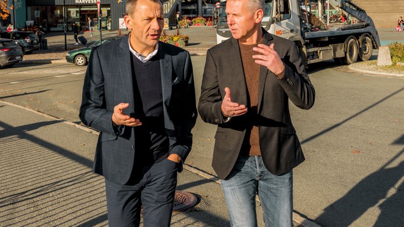 to menn går og snakker sammen ute