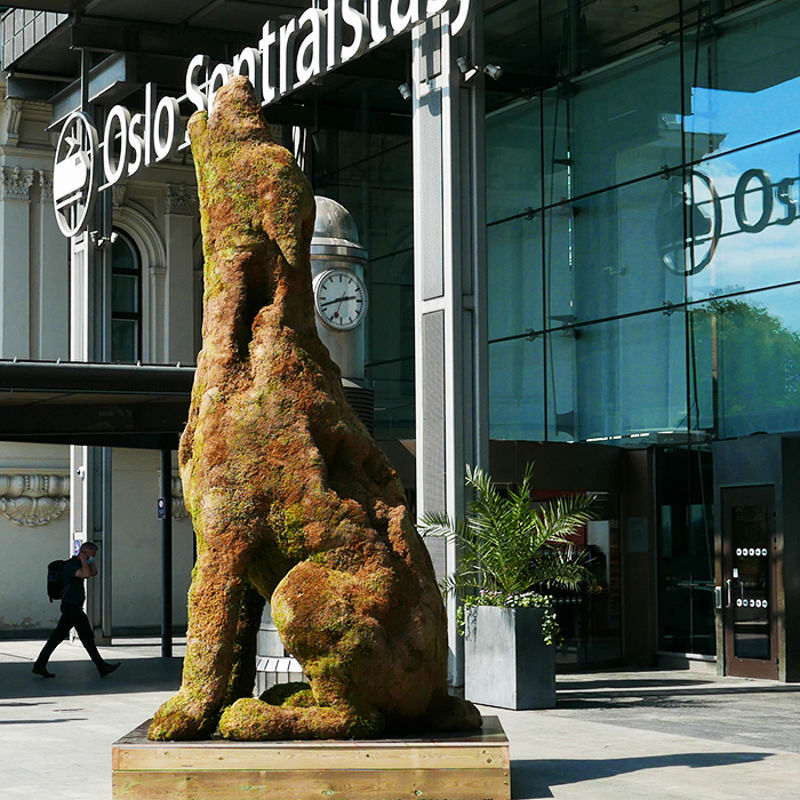stor statue av en sittende hund