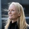 portrett av dame med lyst hår som ser til venstre