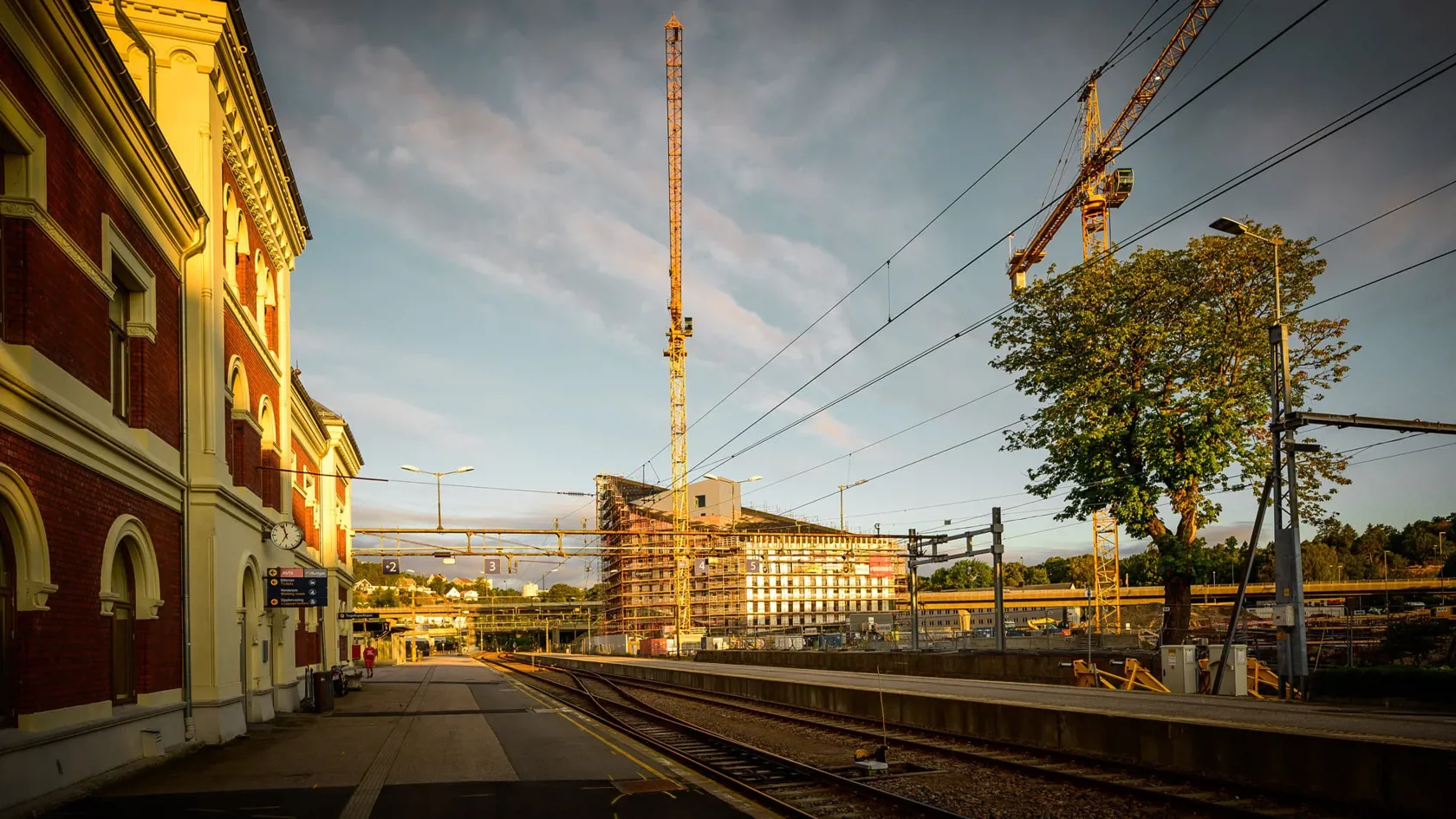 Kristiansand jernbanestasjon og byggekraner