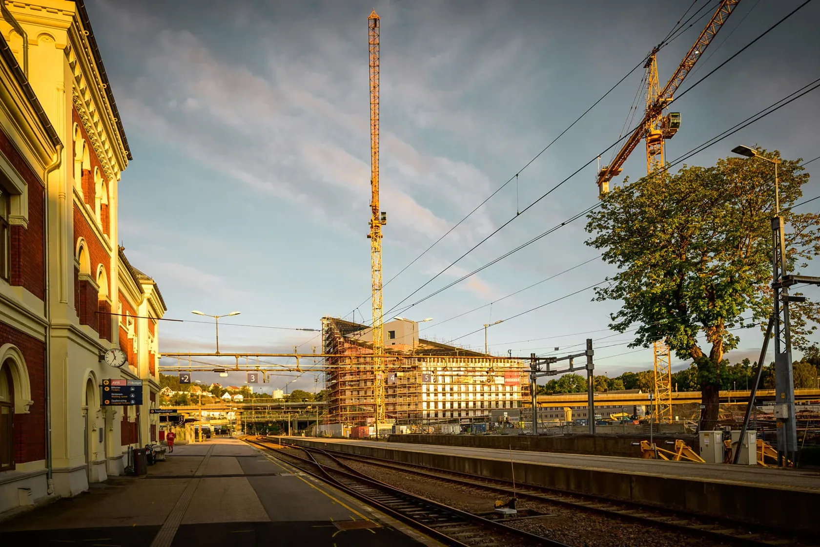 Kristiansand jernbanestasjon og byggekraner