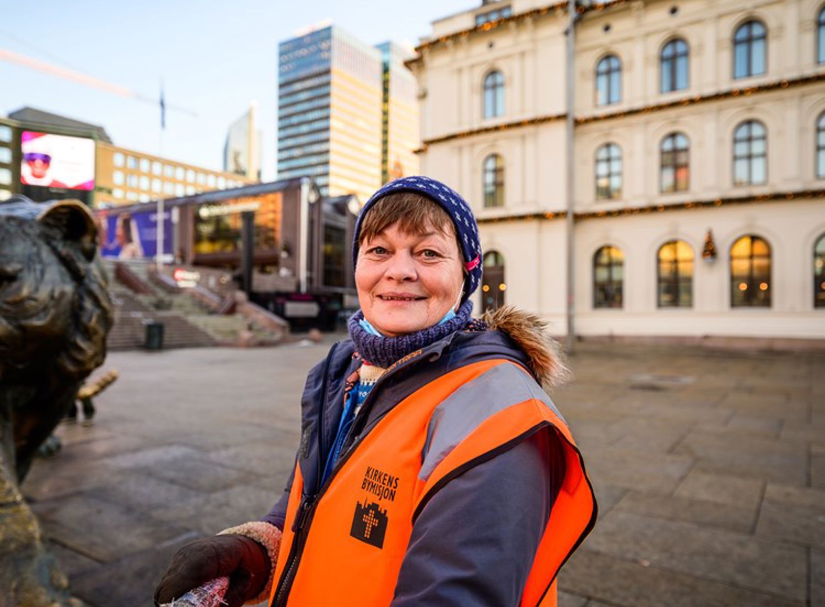 Dame i oransje vest utenfor Østbanehallen.