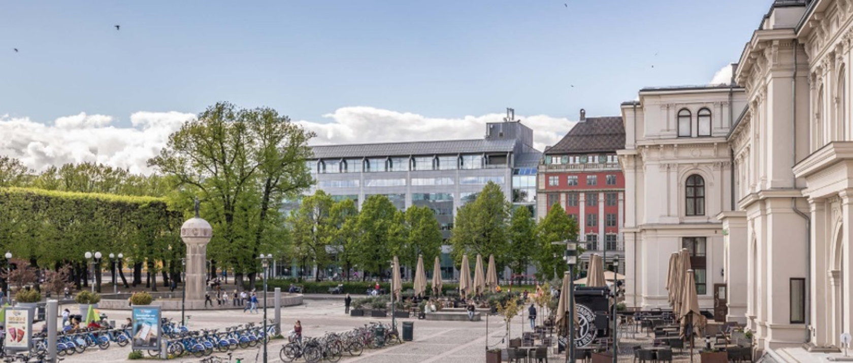 Bilde av torg med bygg rundt