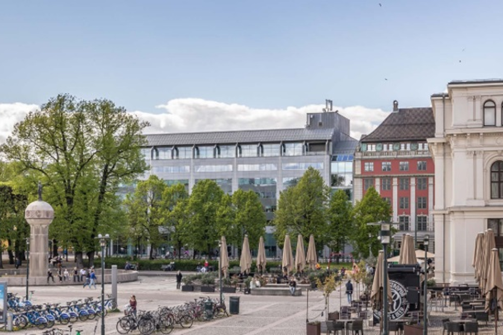 Bilde av torg med bygg rundt