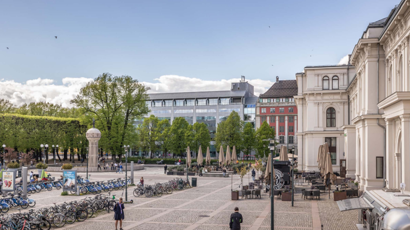 bilde av en åpen plass med bygg til høyre og i bakkant