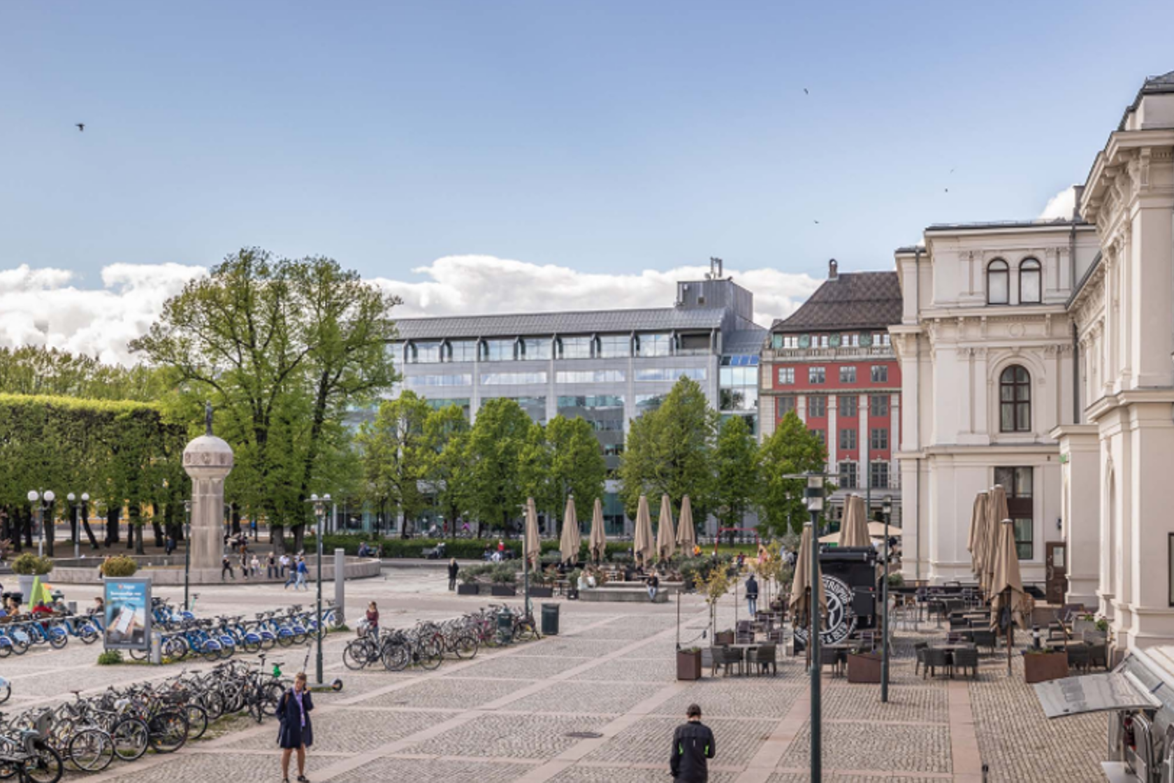 bilde av en åpen plass med bygg til høyre og i bakkant