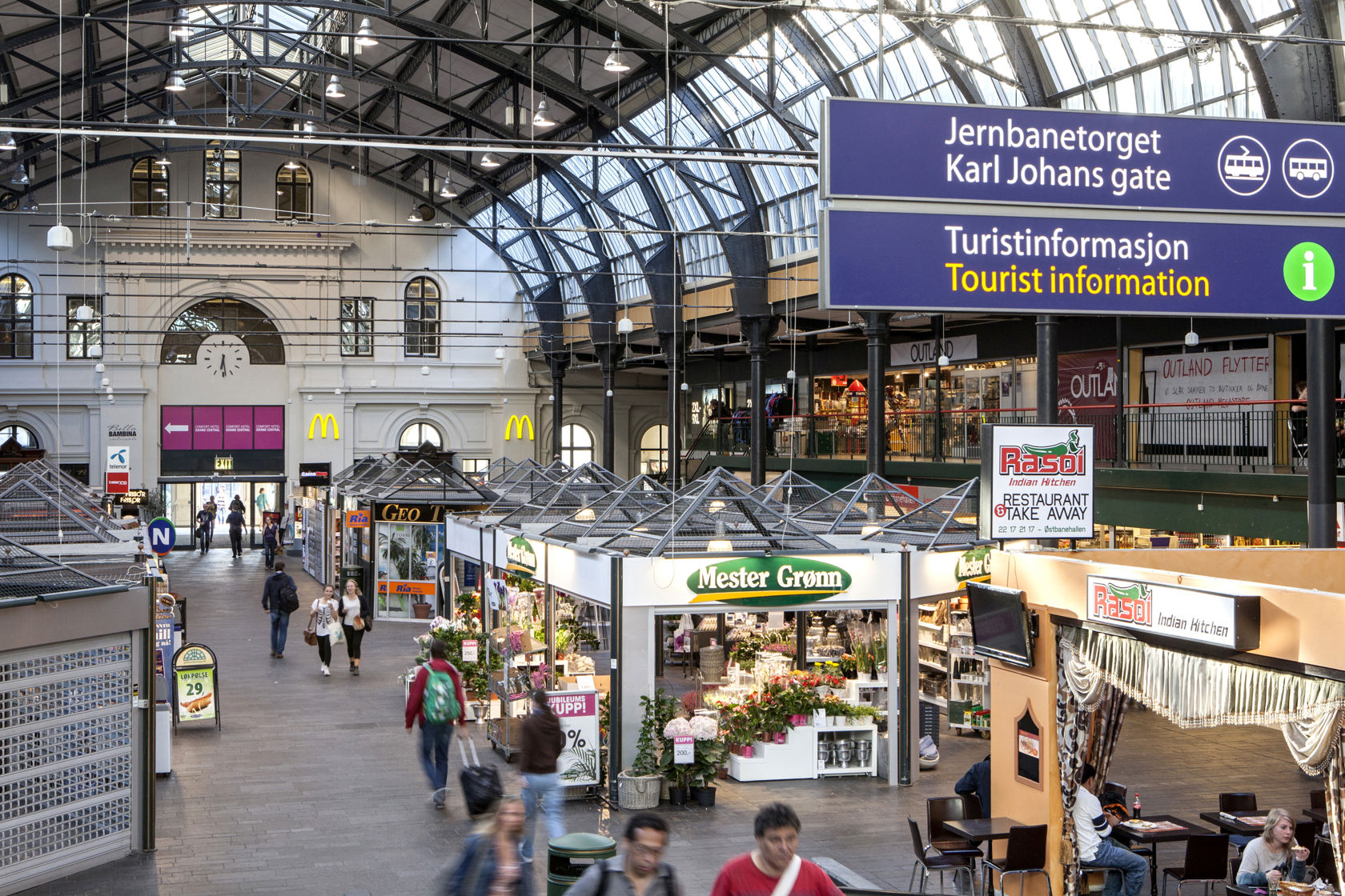 Mange mennesker inne på Østbanehallen