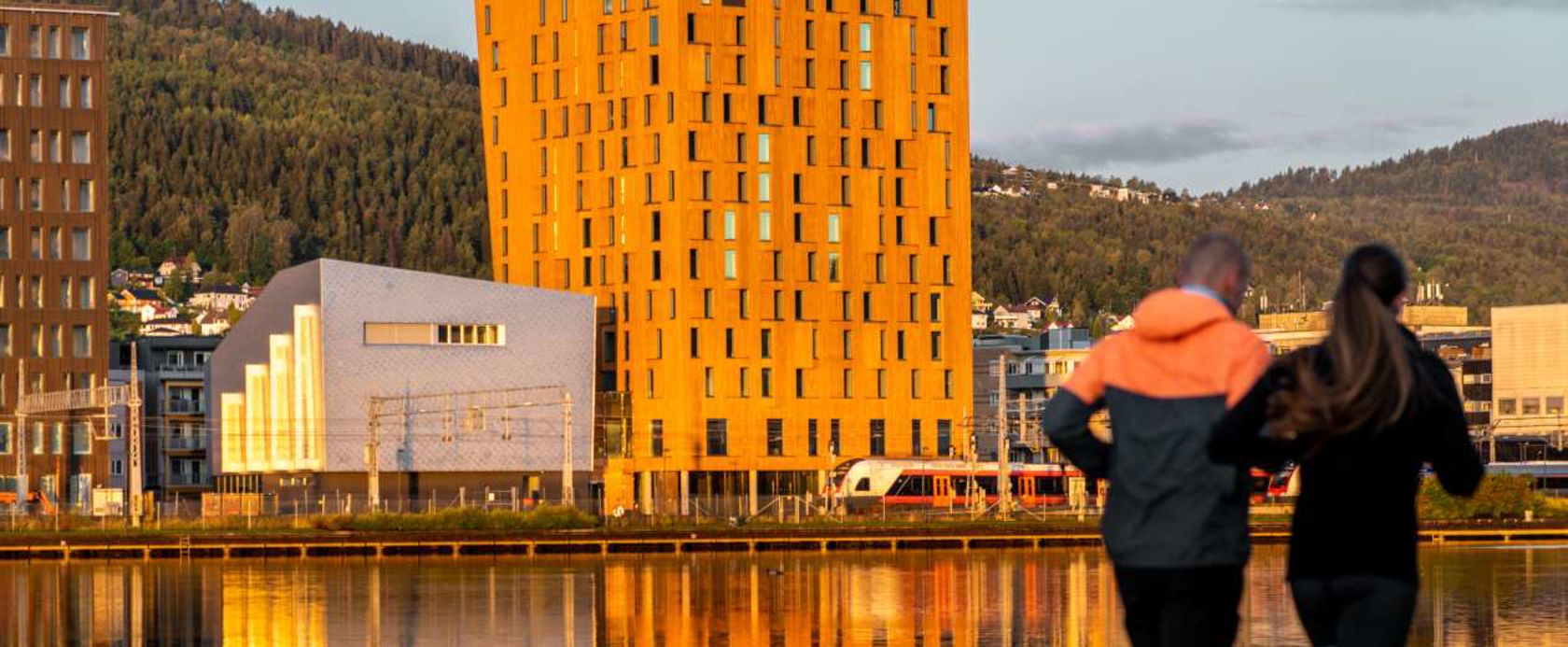 Stort hotell ved elven