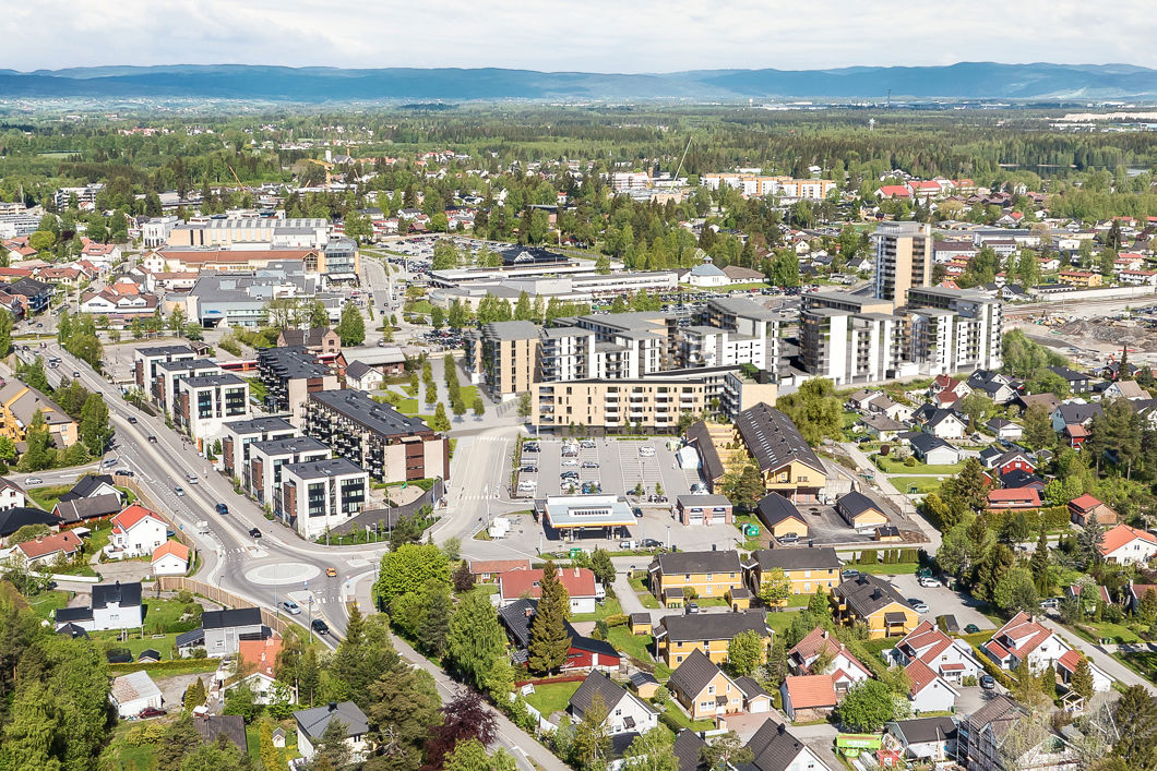 dronebilde over tettbebygd strøk med illustrasjonre av nye bygg