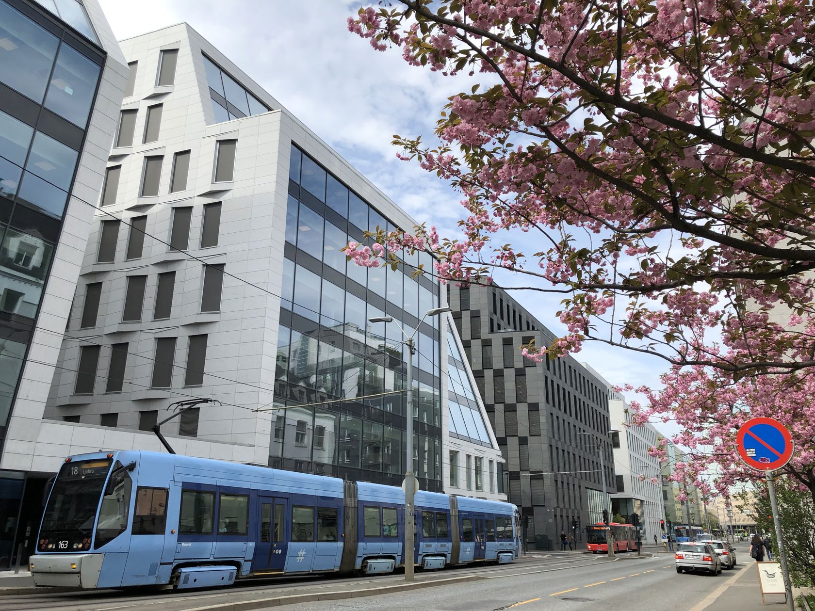 kontorbygg med glass og hvit fasade