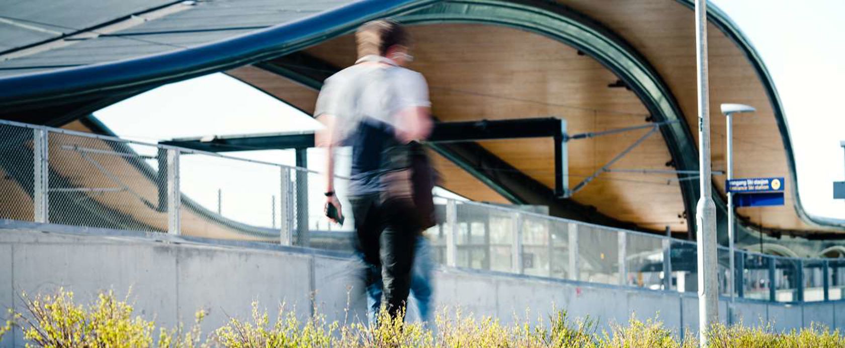 Person går forbi togstasjon