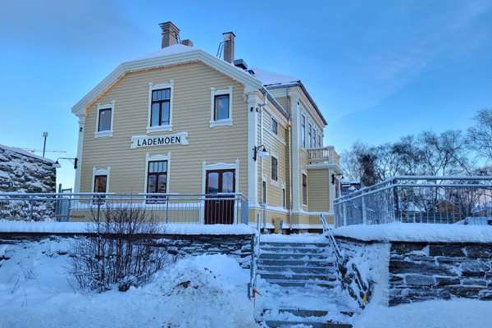 Gult trebygg med snø rundt; Lademoen stasjon er tilbakeført til slik den pleide å se ut.