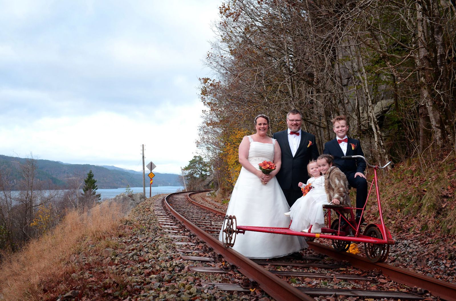 Brudebilde: mor, far og tre barn på dressintur på Flekkfjordbanen i finstasen.