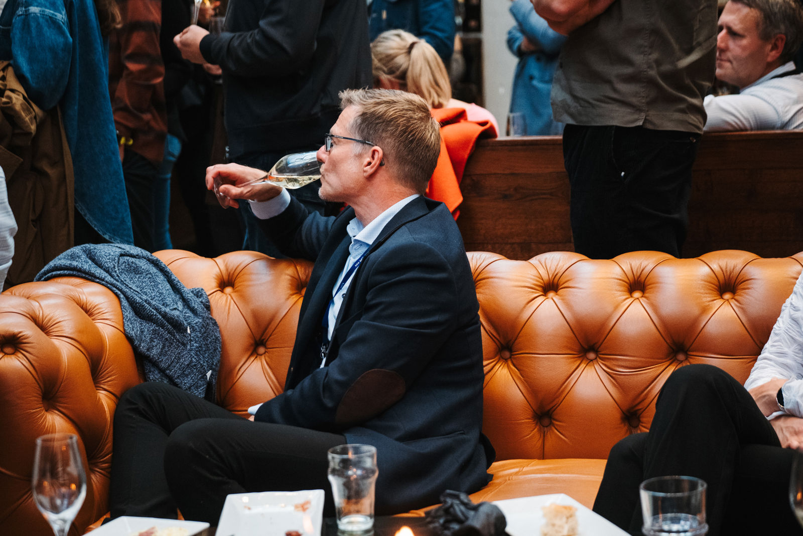 Mann fra publikum i en brun sofa